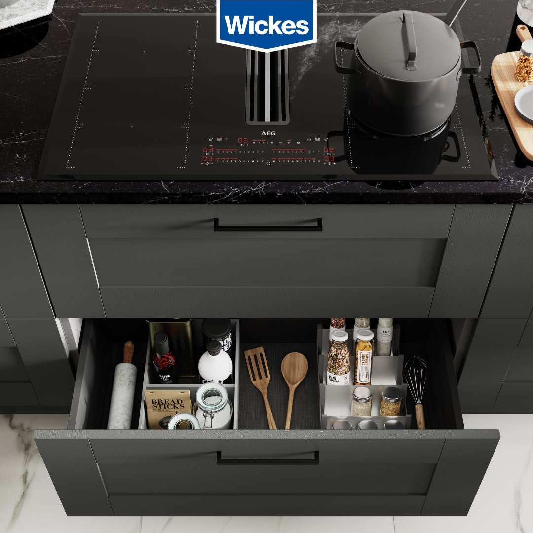 Black never goes out of style! Tag a friend below who would love this in their home. #Wickes #WithWickes #Interior #InteriorDesigns #NewHome #Moving #Renovating #Interior #KitchenDesign