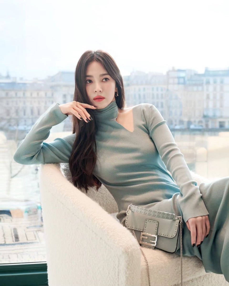 _farah87's tweet photo. She's so stunningly beautiful 😍
#SongHyeKyo x #Fendi

© Vogue Kr https://t.co/uiUPZJ8L51