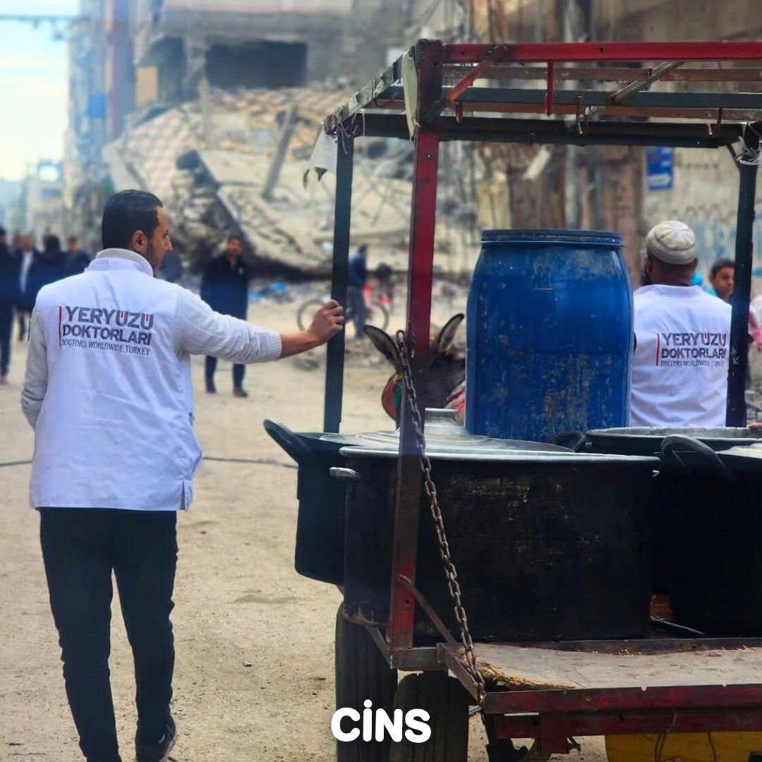 CinsDergi's tweet photo. Yeryüzü Doktorları at arabalarıyla Gazze'de sıcak yemek ve temiz su dağıtıyor...

"Merhamet varsa imkan da hep var..." 

@YYD_tr https://t.co/1A7iZXAeq4