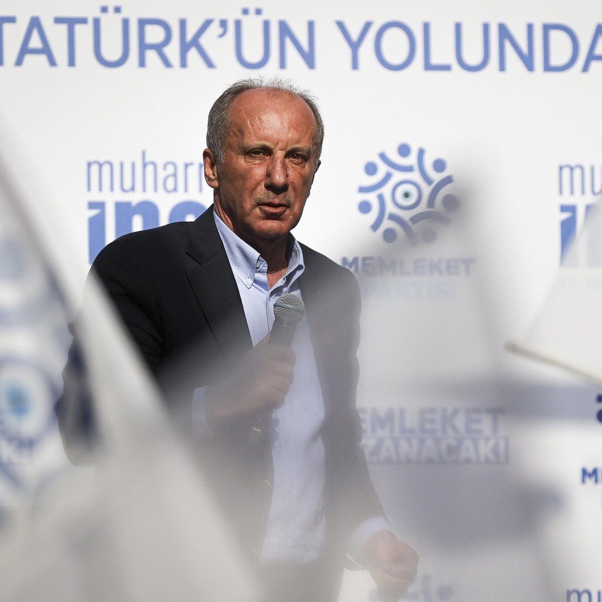 Muharrem İnce, basın toplantısında yazdığı şiiri okudu:

Ben diyorum 'siyasette ilke'
O diyor 'istedi benden ilçe'
Ben diyorum 'arada Ali de olsun'
O diyor 'her yer veli ile dolsun'

Ben diyorum 'İsveç’e hayır'
O diyor 'bizim adamları kayır'
Ben diyorum 'kaybedersin'
O diyor