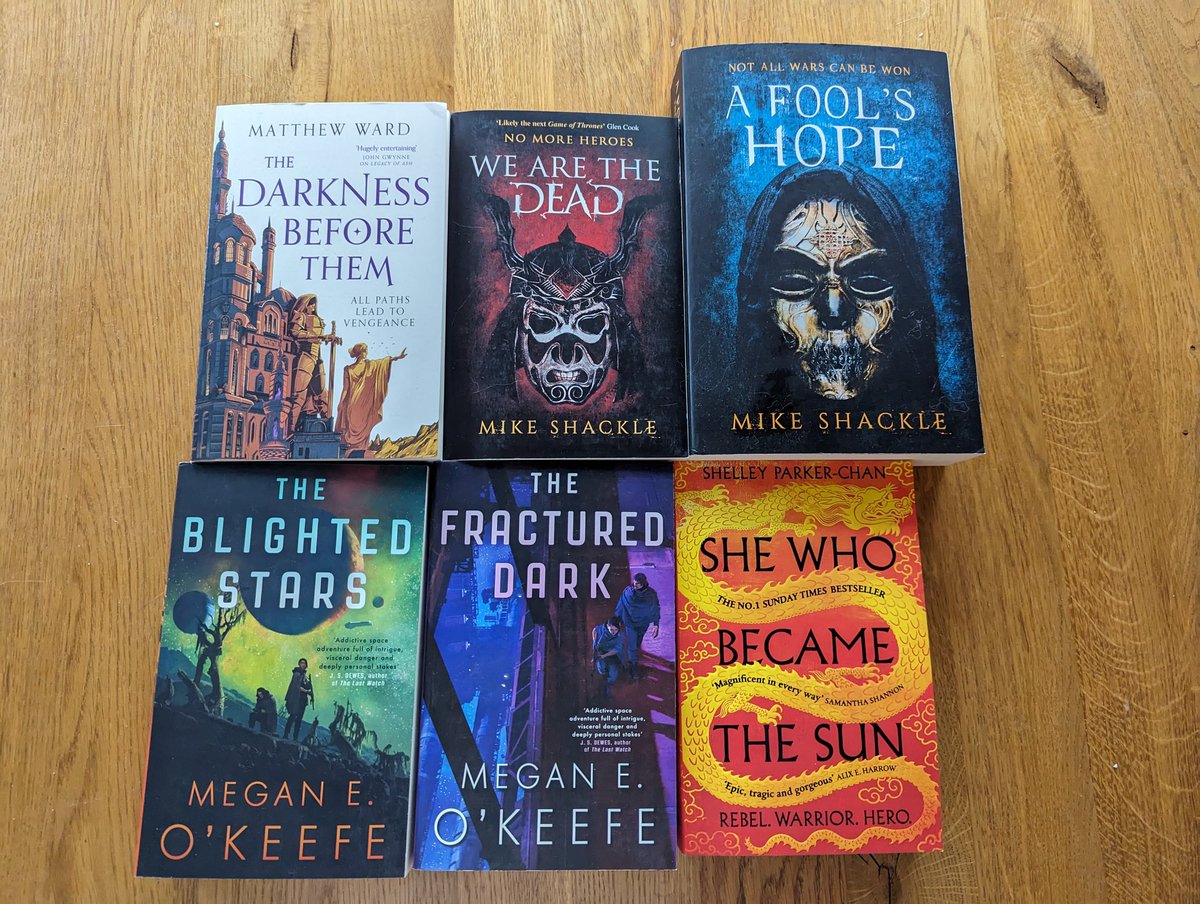 🌟Giveaway🌟 I'm giving away a box filled with books from the ones in the picture to someone living in the EU. 📚 What do you need to do to win these amazing books? Just share the post and follow me. That's it. (Again only EU 🇪🇺) Good luck 🍀😊