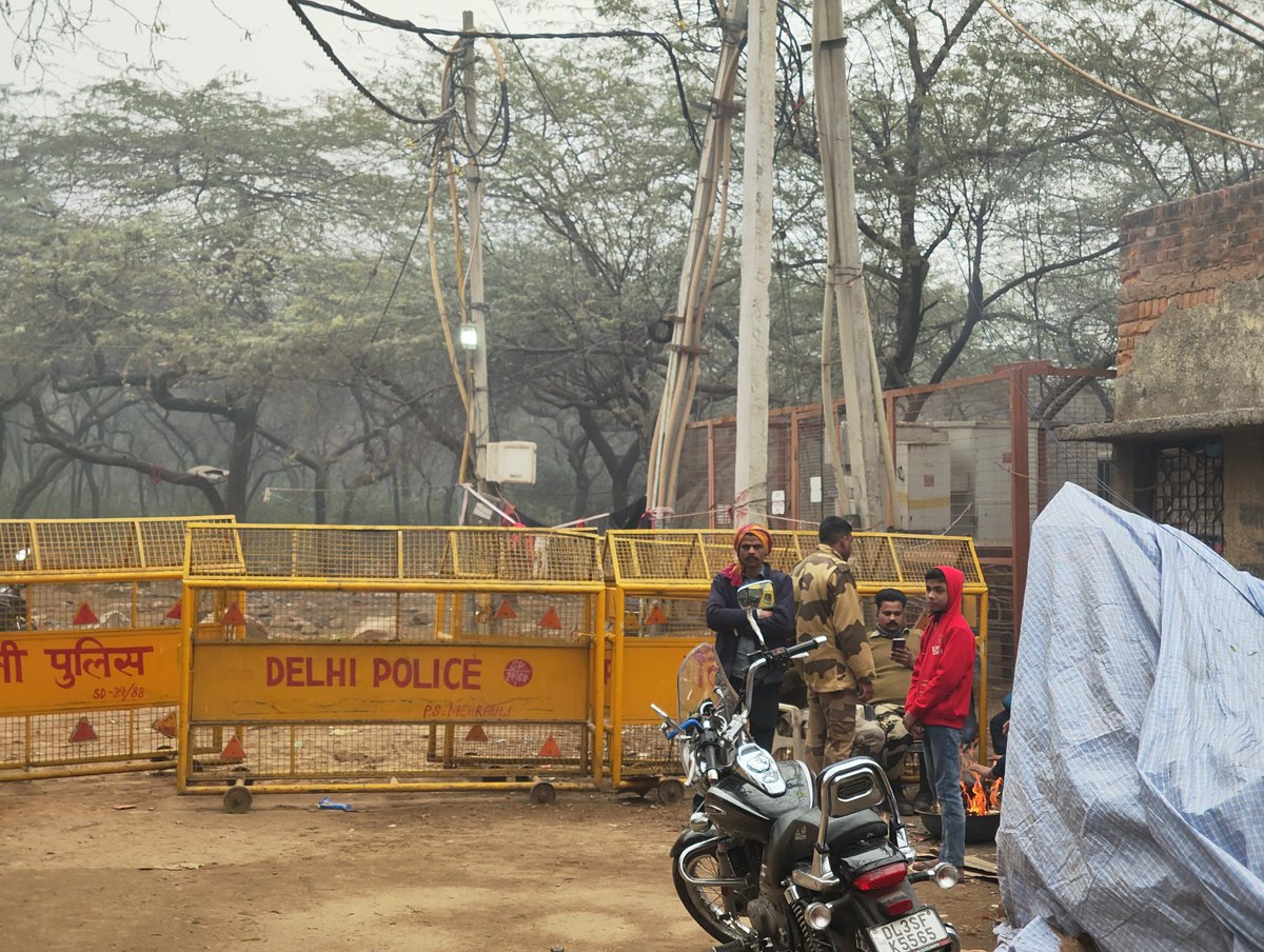 MujtabaAasif's tweet photo. Heavy police barricades are outside the “Jinnat wali Masjid & Dargah Akhundji” (the word akhund is a Persian word meaning religious clergy) in  Mehrauli. The police blatantly violated the instructions by the Honourable High Court & carried out the demolition. They came in early hours like a thief, detained the Imam & demolished the 800 years old structure.