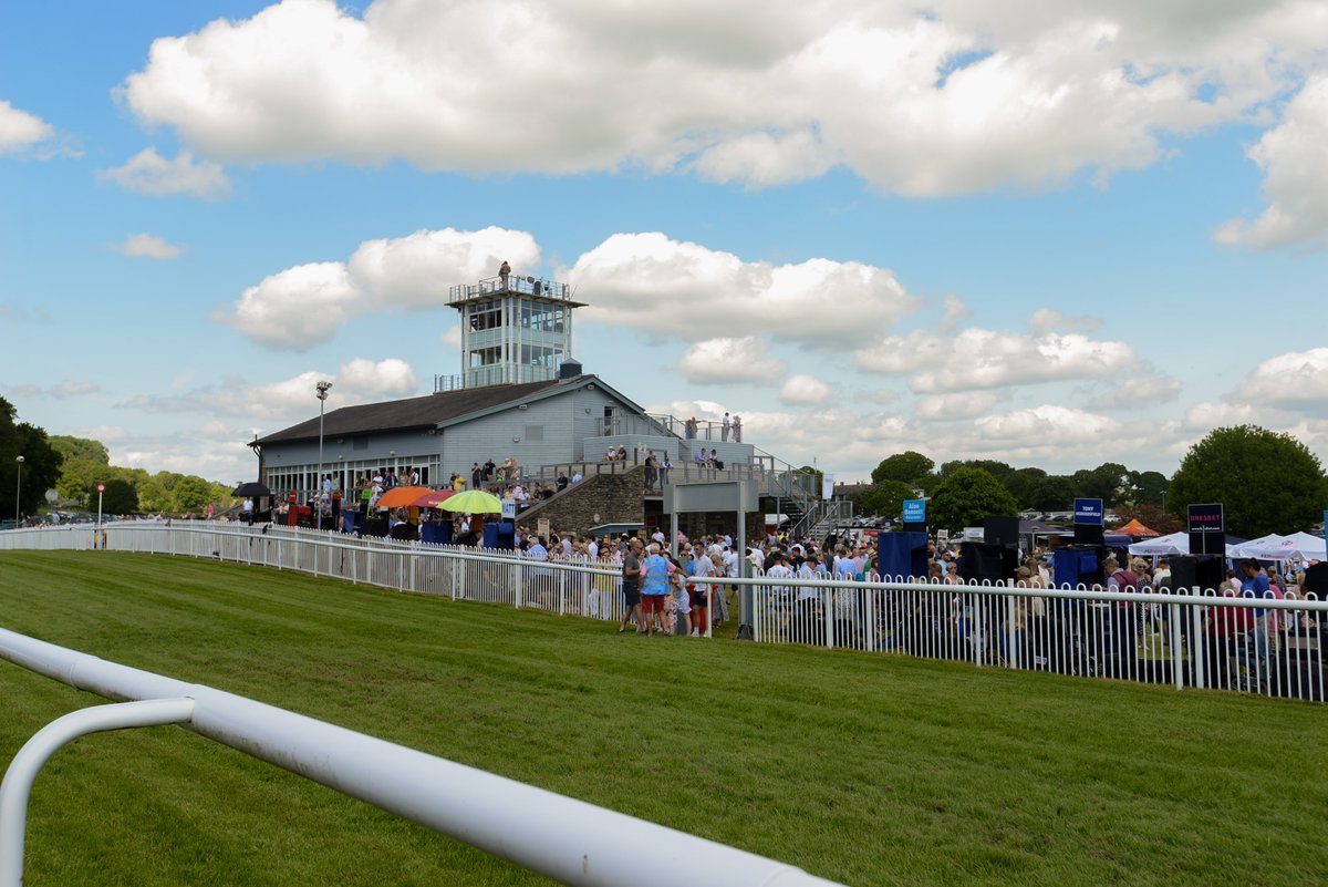 Counting down the days until we see the bustling crowds on the course again! 😍🏇