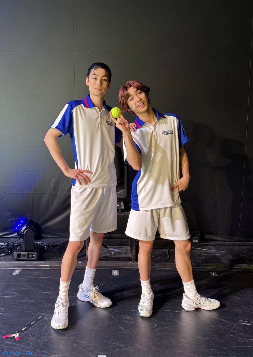 TennimuNews's tweet photo. 【 #テニミュ 劇場より】
遅くなりましたが、大阪公演６日目本日もご来場いただいた皆様ありがとうございました！
明日2/1(木)は18時開演となります。
ご来場お待ちしております。

▷本日の一枚は、みんなが待ってた！　青学ゴールデンペア✨✨大石くんと菊丸くんでした🎾 https://t.co/3vE45m6fHj