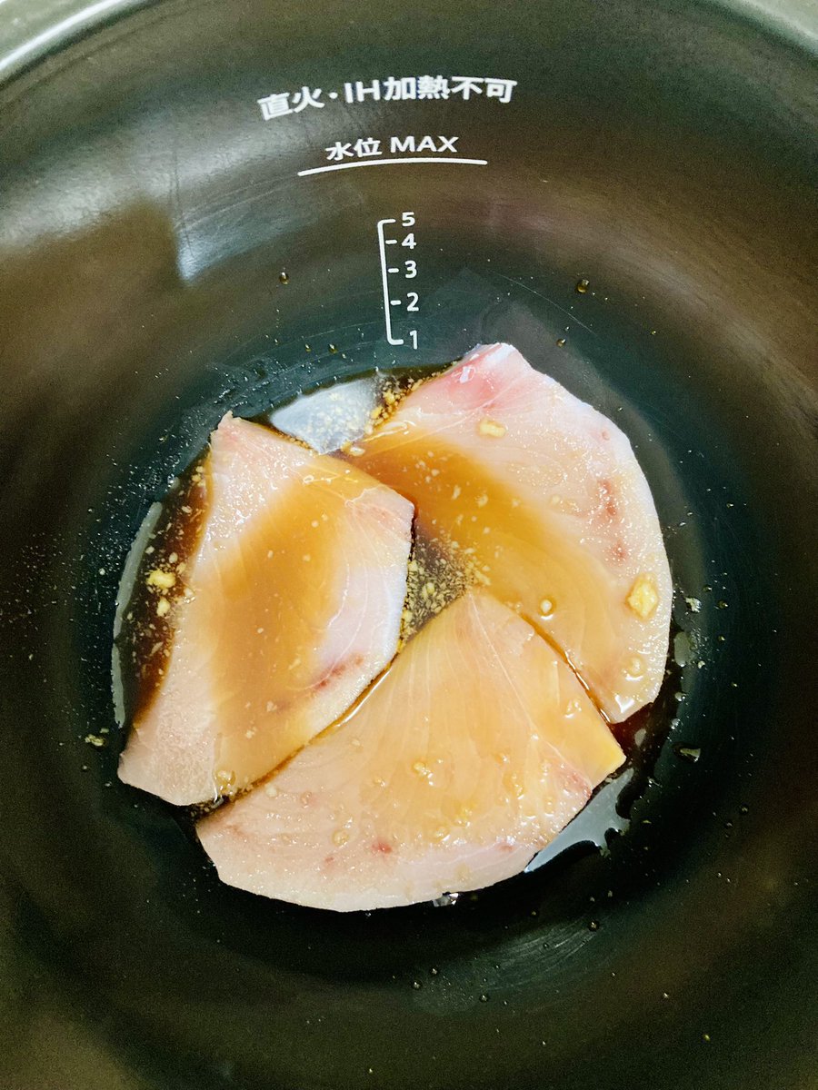 yes_hotcook's tweet photo. ホットクックでかじきの照焼き！
適当に作ったら子供から「また作って」をもらえたので、分量メモ😋

かじき3切れ内鍋へ。
酒、醤油、みりん、砂糖各　大1
生姜チューブ　3cm
を混ぜたものをかじきに回しかける。
→さばの味噌煮キー(No.42)
完成後、ひっくり返して追加加熱2分

#かじき
#カジキ https://t.co/BheSDRKhyK