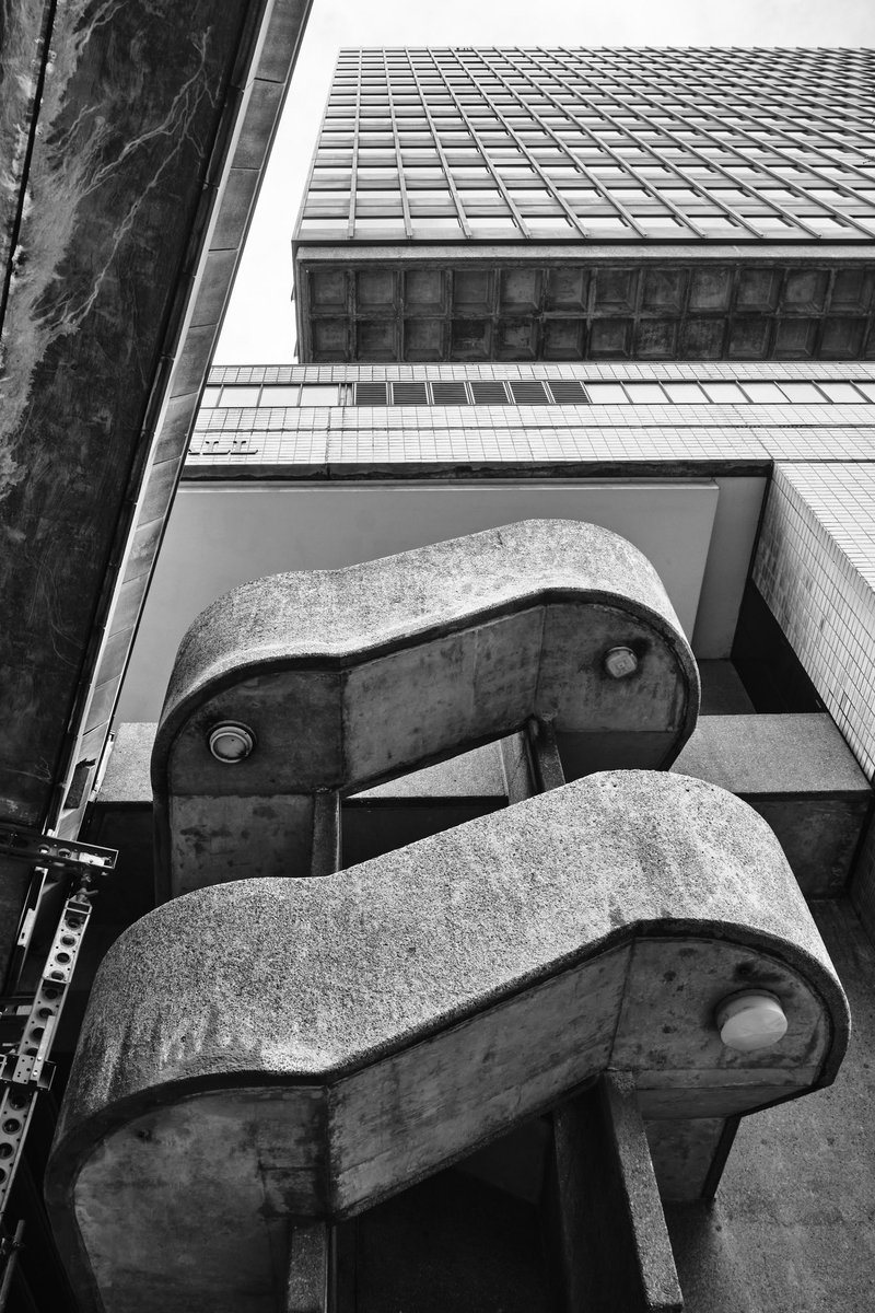 C20Society's tweet image. 🚨Action klaxon: Today is your last opportunity to object to the demolition of Powell &amp;amp; Moya’s majestic Museum of London and Bastion House. Brutalist fans unite!

✍️ Submit your objections to the City of London via the link below (Ref: 23/02265/FUL)

➡️ londonstartshere.co.uk/take-action