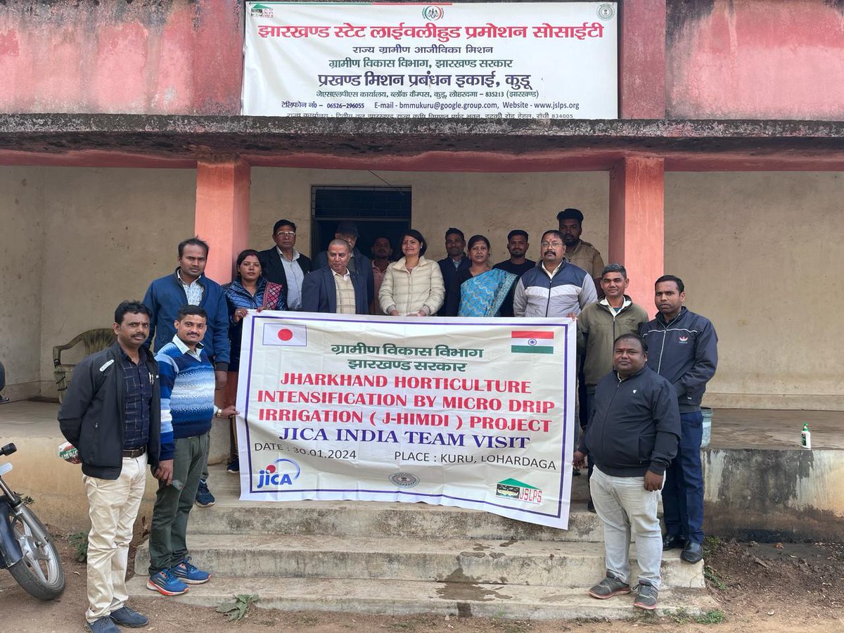 onlineJSLPS's tweet photo. Sushma Sen Adarshi from #JICA, reviewed progress of JHIMDI project at #JSLPS State office. Next day, she visited Kuru block, Lohardaga district, interacting with farmers about MDI crops under #JHIMDI, examining strawberry fields with Micro-drip Irrigation, and providing guidance. https://t.co/w74hjyOwWC