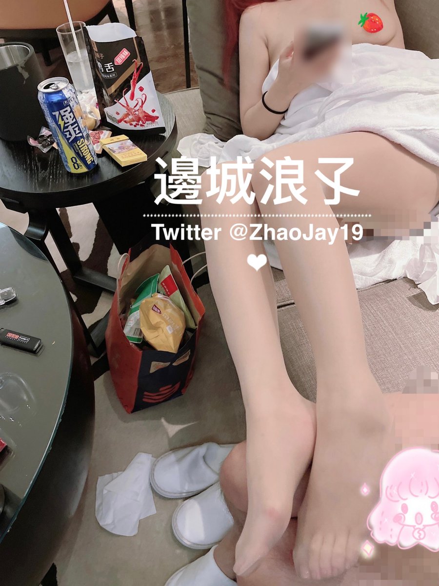 😍夫人裹着浴巾 双腿放在单男jj上，时不时蹭几下 这根本受不了呀！这是要用脚给撸出来么？ https://t.co/AJPVtMqUX7