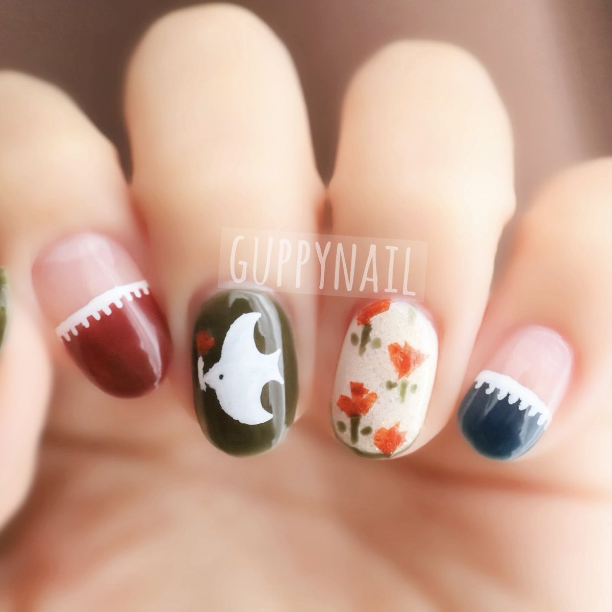 guppynail's tweet photo. パラドゥの2023AWカラーを使って北欧風のゆるっとしたデザインのネイル🕊️
ルーセントフラワーでチューリップといちごの模様を作ってみました🌷🍓
いちごは…私の配置が下手くそすぎるんですがいちごということに…してください…🥲笑
#パラドゥ https://t.co/s3aMN8Jn8N