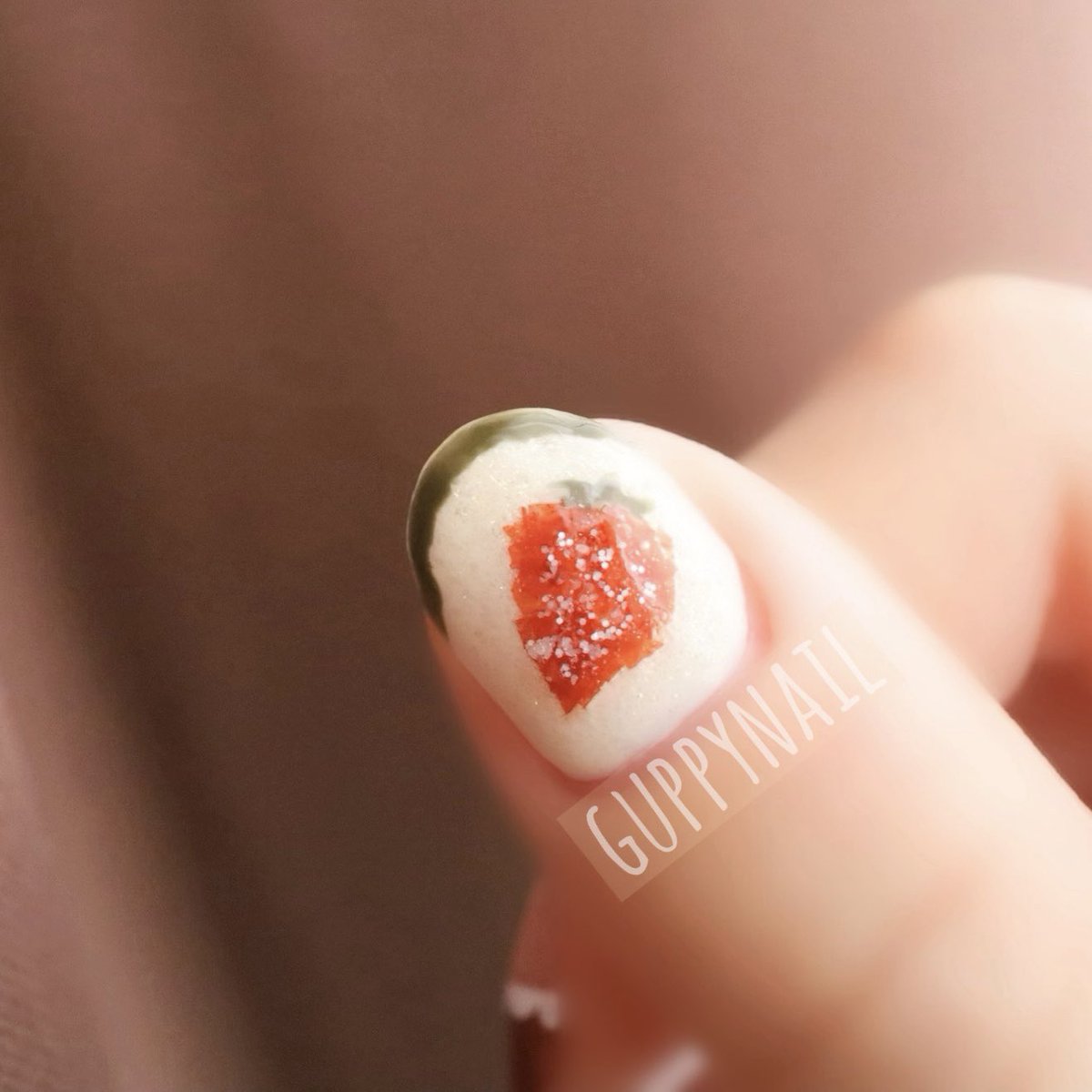 guppynail's tweet photo. パラドゥの2023AWカラーを使って北欧風のゆるっとしたデザインのネイル🕊️
ルーセントフラワーでチューリップといちごの模様を作ってみました🌷🍓
いちごは…私の配置が下手くそすぎるんですがいちごということに…してください…🥲笑
#パラドゥ https://t.co/s3aMN8Jn8N