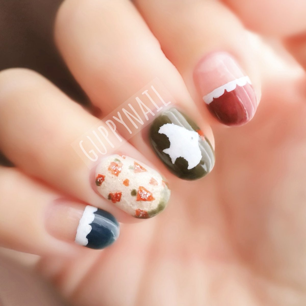 guppynail's tweet photo. パラドゥの2023AWカラーを使って北欧風のゆるっとしたデザインのネイル🕊️
ルーセントフラワーでチューリップといちごの模様を作ってみました🌷🍓
いちごは…私の配置が下手くそすぎるんですがいちごということに…してください…🥲笑
#パラドゥ https://t.co/s3aMN8Jn8N