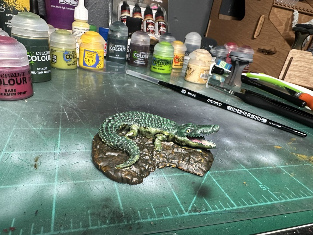 ManVsMiniatures's tweet photo. Itβs #WiPWednesday and the #WiPPosting continues with more crocodile work, ultra fine sharpie eyes and garaghak sewer contrast on the base. #MiniaturePainting #PaintingMiniatures #ManVsMiniatures https://t.co/rlwGSHtsXQ
