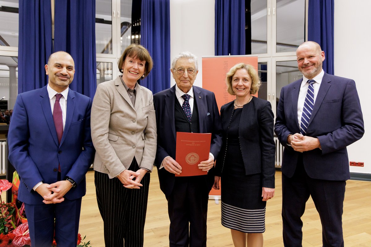 UniCologne's tweet photo. Bundesminister a.D. Gerhart Baum wurde von der Rechtswissenschaftlichen Fakultät der Universität zu Köln mit der #Ehrendoktorwürde ausgezeichnet ➡️ https://t.co/uRRmxrqXm9 #uniköln #Baum #Ehrendoktor #Rechtswissenschaften https://t.co/FTg9cD1pJV