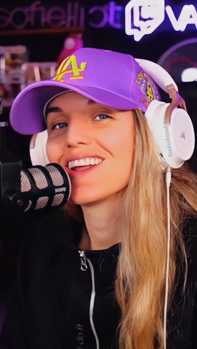 Llegó el gran día!! Hoy cumple años ella, <a href="/ValentinaGod/">Valentina Godfrid</a> , el ser más increíble de este mundo, hagamos que sea un día lleno de amor y felicidad, y que su sonrisa esté tatuada en su cara y no se borre nunca

FELIZ CUMPLE VALENGOD