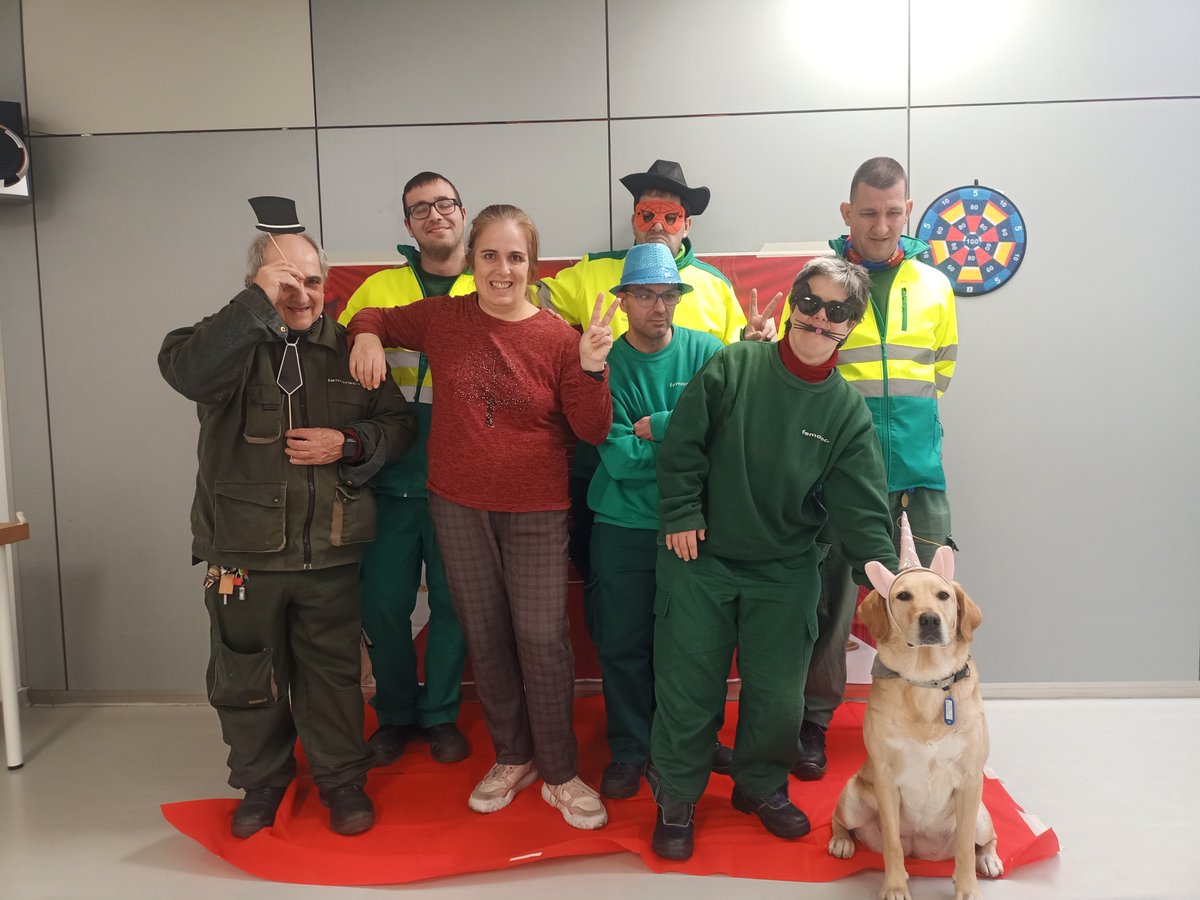 femarec's tweet photo. Aquesta setmana hem fet l'última sessió de teràpia amb gossos amb @CeniacIAA! 🐕

💙L'amor i l'afecte que transmeten aquests peluts de quatre potes és difícil d'explicar amb paraules, ha estat una gran experiència! 

🐾La interacció amb els animals millora el benestar emocional. https://t.co/mdZnD6TFSc