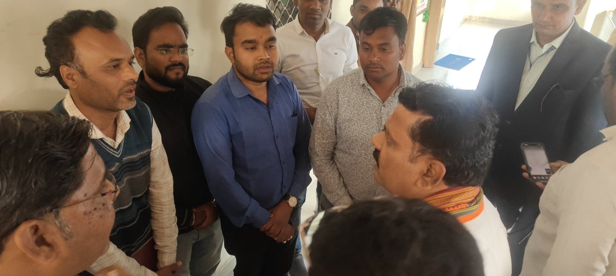 #छत्तीसगढ़ मे मनरेगा कर्मियो को 3 माह से वेतन नही

मान. उपमुख्यमंत्री श्री<a href="/vijaysharmacg/">Vijay sharma</a> जी से मिलकर कर्मचारियो ने बताई अपनी व्यथा

मनरेगा सहित शासन की महत्वाकांक्षी योजनाएं प्रधानमंत्री आवास योजना (ग्रामीण),स्वच्छ भारत मिशन (ग्रामीण),पीएम-जनमन एवं अन्य कई योजनाओ की भी जिम्मेदारी