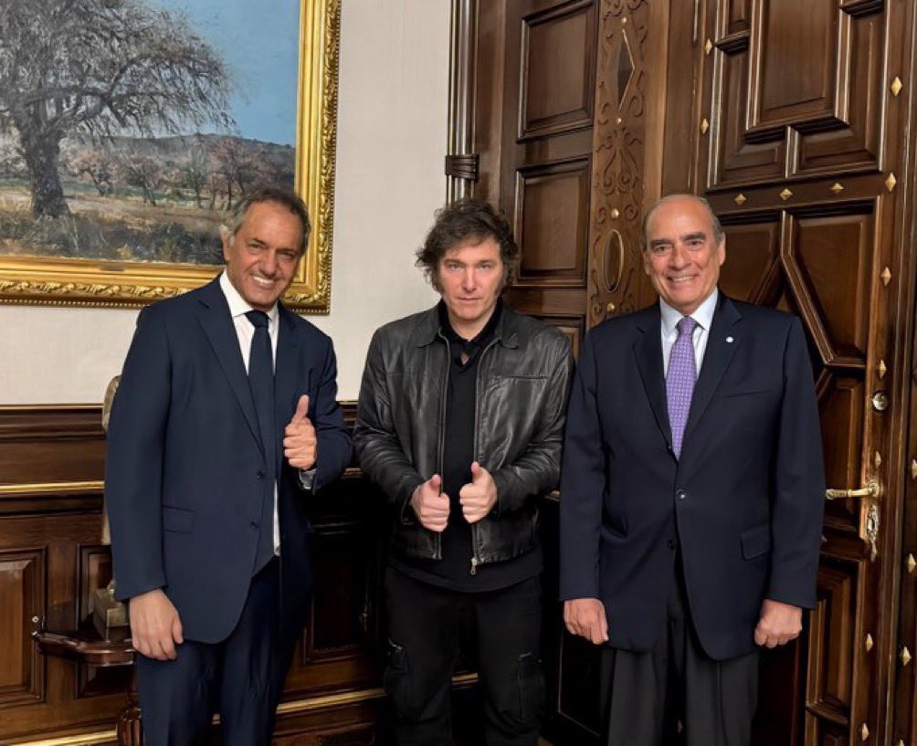 Para muchos de los que salíamos a las calles y barrios a decir “la casta tiene miedo” , esta foto con Scioli, es una gran desilusión. Veníamos a ser diferentes, sin demagogias ni discursos vacíos, eso se lo dejábamos al kirchnerismo. Inentendible.