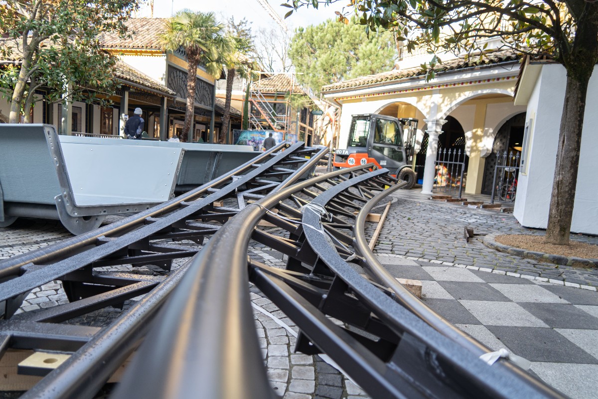 europa_park's tweet photo. Breaking News! 🚨 Die ersten Schienen des #Alpenexpress "Enzian" sowie Teile des Kanals der Tiroler #Wildwasserbahn sind eingetroffen und gestern haben wir mit der Montage der allerersten Schiene einen besonderen Meilenstein zelebriert. 🏗️🥳 https://t.co/3R5bU4laFj
