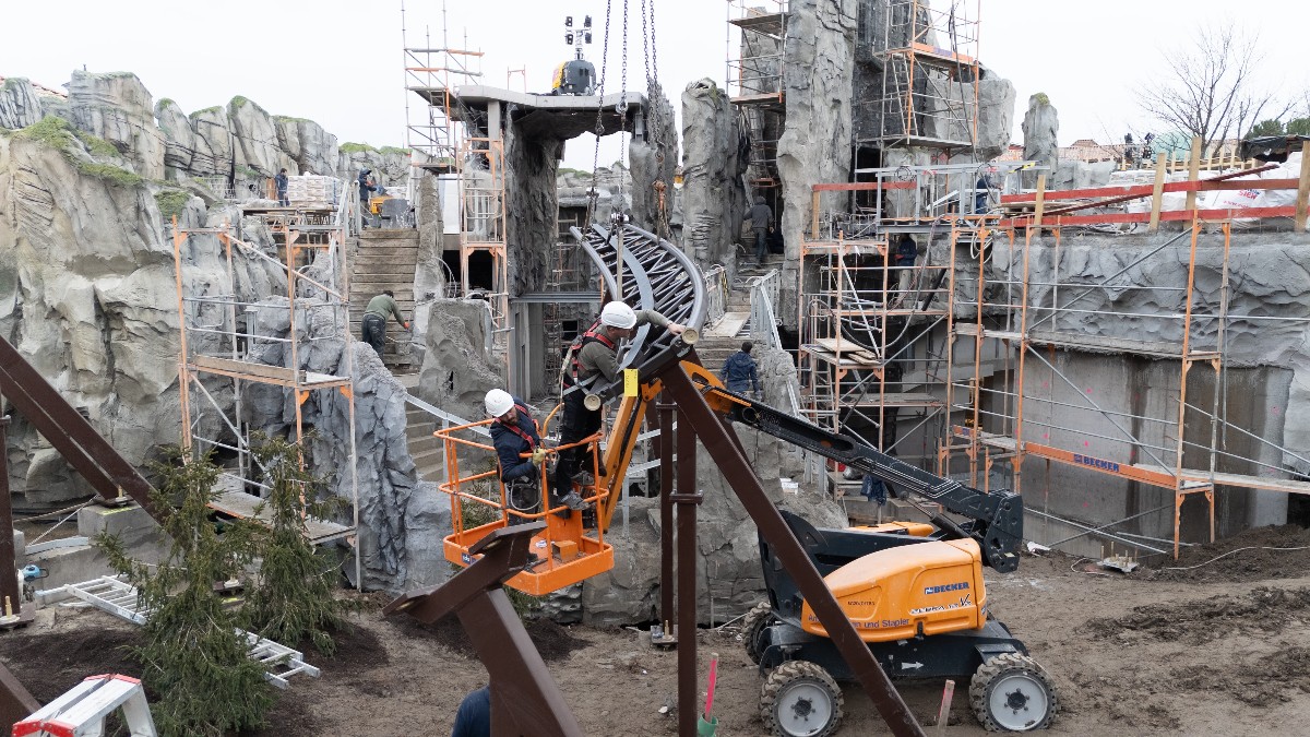 europa_park's tweet photo. Breaking News! 🚨 Die ersten Schienen des #Alpenexpress "Enzian" sowie Teile des Kanals der Tiroler #Wildwasserbahn sind eingetroffen und gestern haben wir mit der Montage der allerersten Schiene einen besonderen Meilenstein zelebriert. 🏗️🥳 https://t.co/3R5bU4laFj