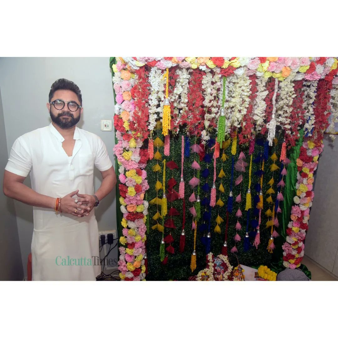 CT captured the Shubh Muhurat of filmmaker Pathikrit Basu's next film. Actors Soham Chakraborty, Sauraseni Maitra, Anirban Chakrabarti and Abhijeet Guha were present to celebrate the occasion

#sohamchakraborty #saurasenimaitra #anirbanchakrabarti