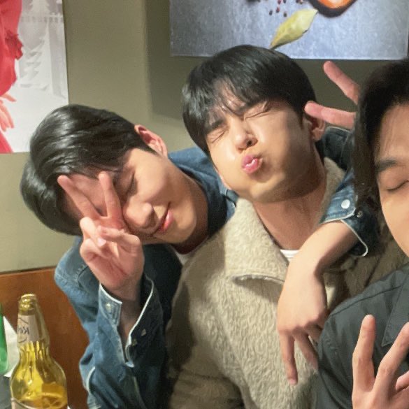 bbirongie's tweet photo. youngk is extra clingy when he’s drunk 🤧🤧 https://t.co/cYBICAV1VG