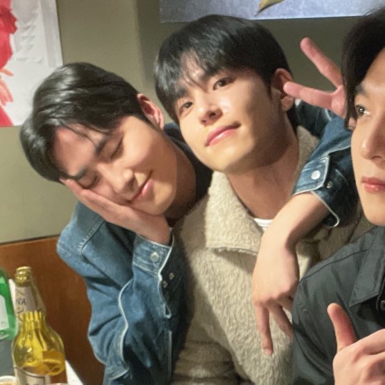bbirongie's tweet photo. youngk is extra clingy when he’s drunk 🤧🤧 https://t.co/cYBICAV1VG