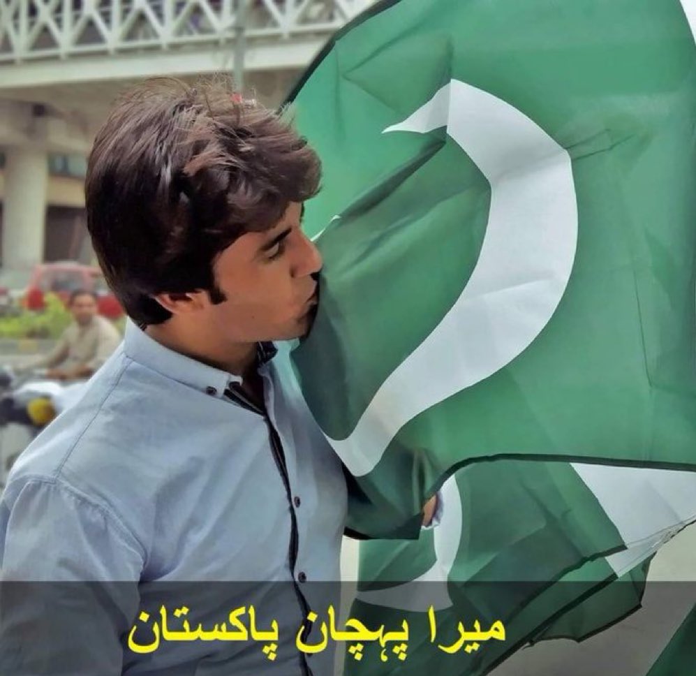 ThisHaroon's tweet image. مٹی کی محبت میں ہم آشفتہ سروں نے
وہ قرض اتارے ہیں کہ واجب بھی نہیں تھے