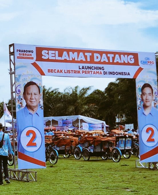 Candra4smara's tweet photo. Cuma buat ngeramein kampanye aja ternyata tuh becak 🤣MK🤣MK🤣MK🤣 https://t.co/OwutCIVLhk