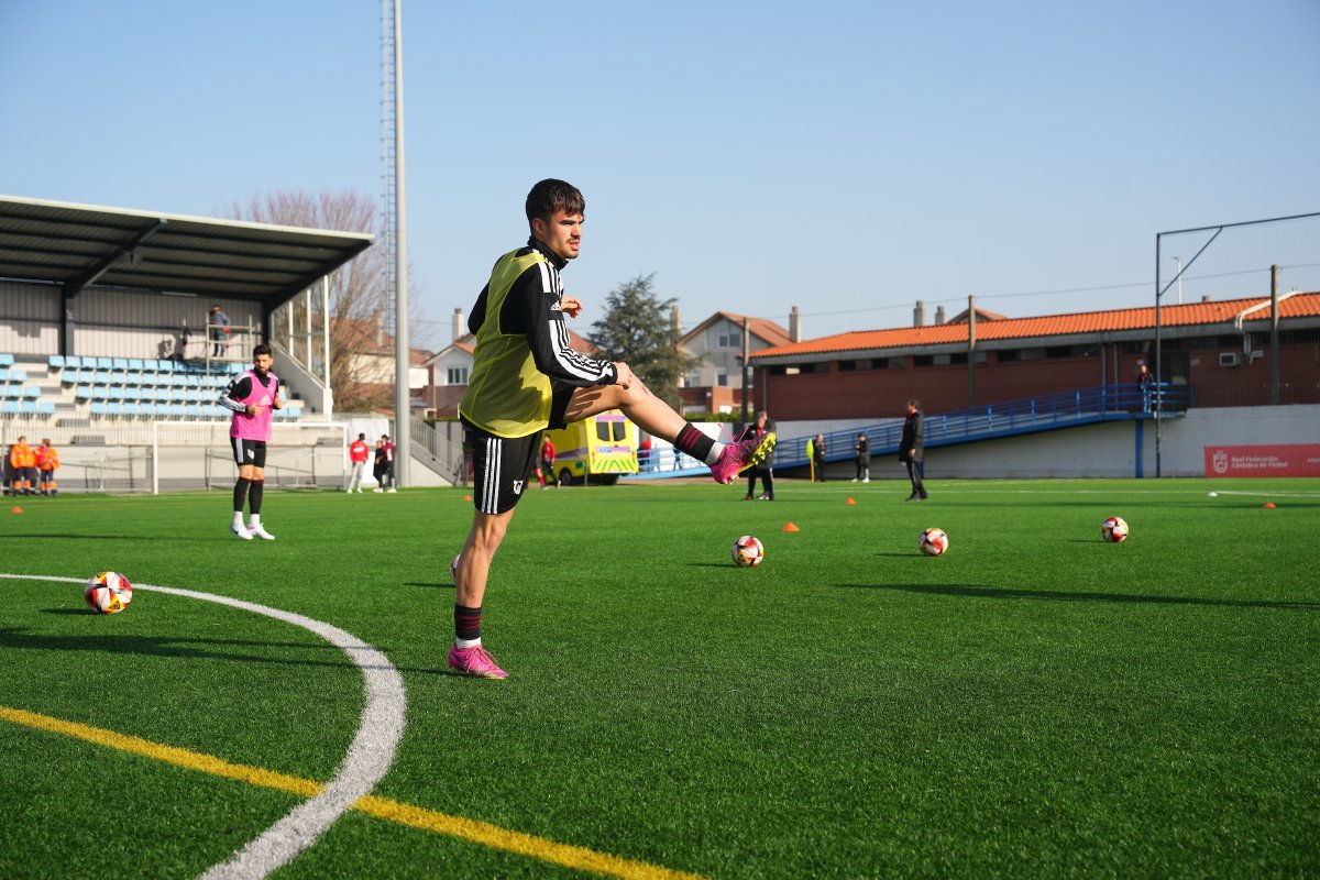 🙌🏽 ¡Todo listo en Santa Cruz de Bezana!

🌿 <a href="/RFCF_es/">Real Federación Cántabra de Fútbol</a> y <a href="/FFCM_es/">FFCM</a> ya pisan el verde del Municipal de Bezana.

⏳ A las 12:00 arranca el primer partido.

📺 Síguelo en directo en RFEF.es y @RFEF.

#RegionsCup | #CopaRegionesUEFA