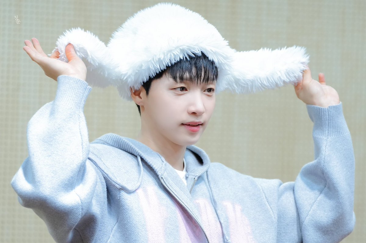 34_s2s2's tweet photo. 240128 팬사인회  #정세운 

~🐰🐰~

#JEONGSEWOON https://t.co/dXLGkgNasE