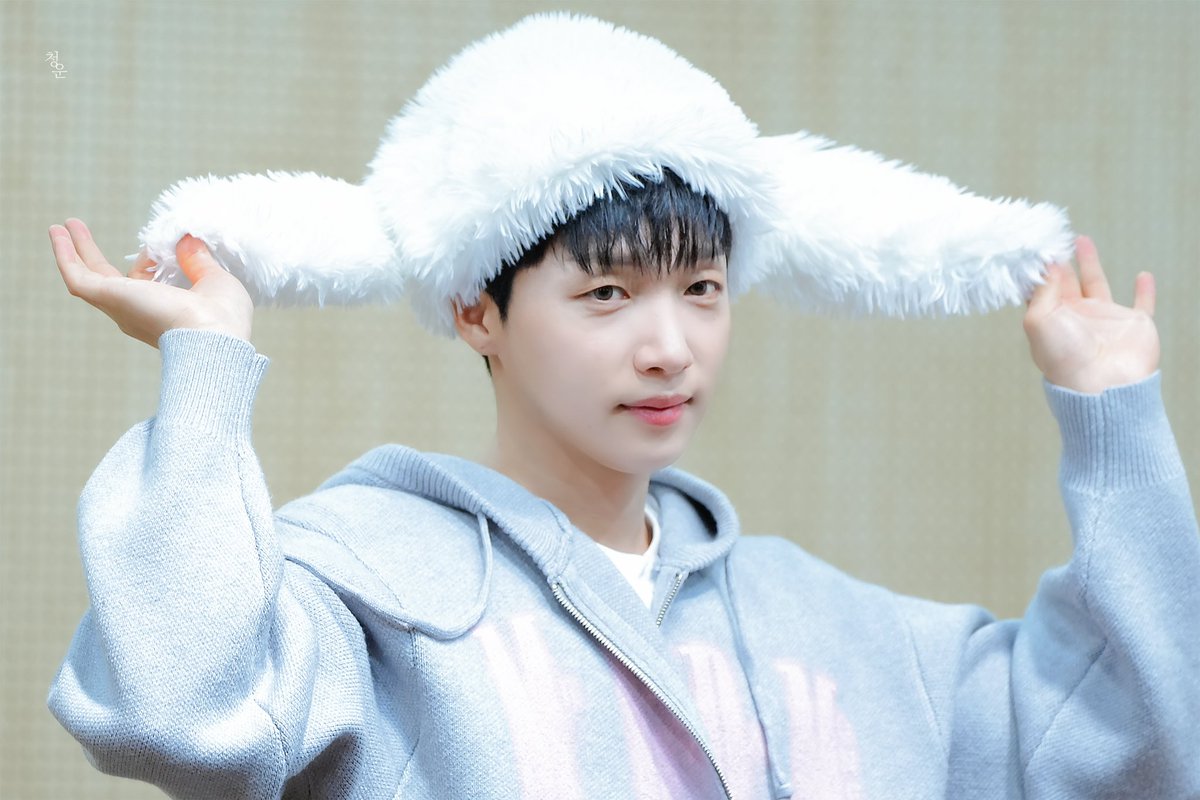 34_s2s2's tweet photo. 240128 팬사인회  #정세운 

~🐰🐰~

#JEONGSEWOON https://t.co/dXLGkgNasE