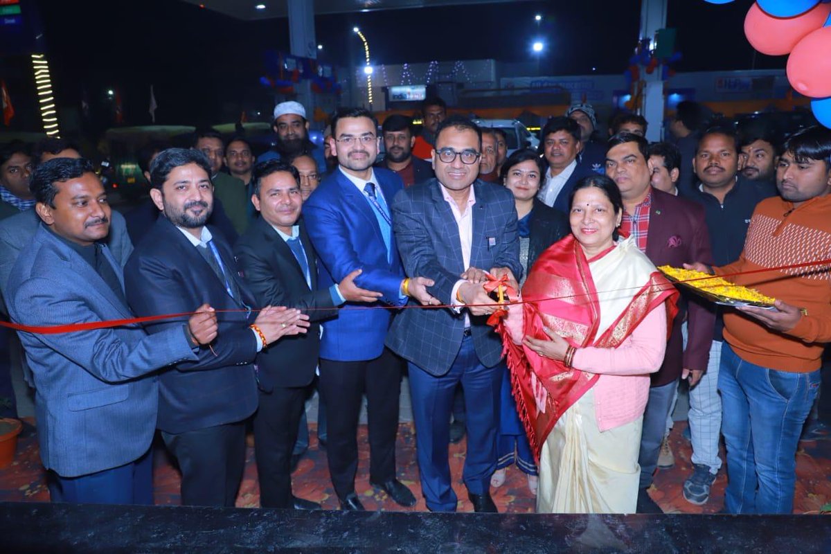 MeraHPCL_GKPRO's tweet photo. We are pleased to inform the inauguration of Happy Shop at M/s Chandra Automobiles, Gorakhpur by ED-Retail, Shri Sandeep Maheshwari. The event took place in the presence of Shri V V Murali Krishna, CGM-Retail, HQO, and Shri T Rajesh, GM (I/C)-NCZ. #HPCL #DeliveringHappiness https://t.co/KKI6fUhGX7