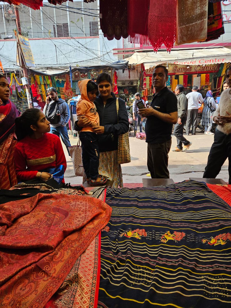 isanjaytrivedi's tweet image. आज दिनांक - 31/01/2024 को &quot;साक्षी मिश्रा&quot; जी की सिसामऊ बाज़ार में खोई हुई बेटी अनाउसमेंट सिस्टम की मदद से उन्हें धुंडवाकर वापिस की गई।🙏🌹

 @uppolice @DMKanpur
@CommissionerKnp
@kanpurnagarpol

#LostChild #HelpFindThem #MissingChild #CommunityAlert #BringThemHome #LostKids