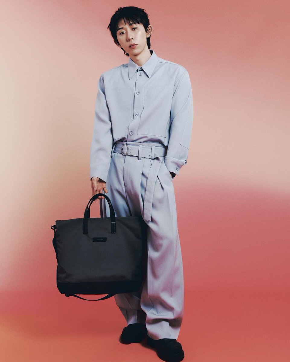 AOMGTH's tweet photo. [VID] 310124 Dazed Korea โพสต์ภาพ Code Kunst และแบรนด์กระเป๋า Samsonite RED จาก Dazed Korea ฉบับเดือนกุมภาพันธ์ค่ะ

https://t.co/cCV8ez2HdL

#AOMG #CodeKunst #코드쿤스트 #SamsoniteRed https://t.co/aZIU91HNjW