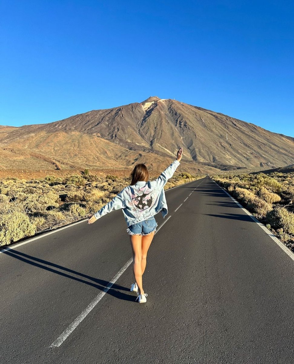 SchoolSTJ's tweet photo. ¿Donde esta Julia? Nuestra amiga envía esta imagen y nos cuenta que está disfrutando de uno de los carnavales más famosos del mundo. Aunque no revela su ubicación exacta, menciona la presencia del mar y que, a pesar de ser invierno, no siente el frío 🌊❄️#STJchallenge #STJmaster https://t.co/Z4JdGMdIhX