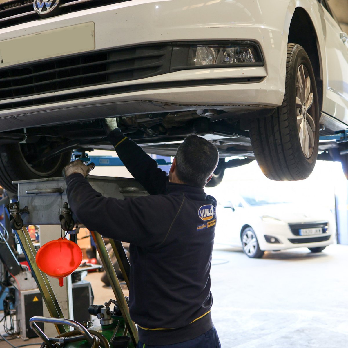 🛠🪛 Recuerda que el correcto mantenimiento de tu vehículo puede evitar muchos riesgos innecesarios al volante.

Elige tu taller más cercano 👉 sevineumaticos.com/talleres/

#mantenimientocoche #neumaticossevilla #tallersevilla #sevineumaticosvulco