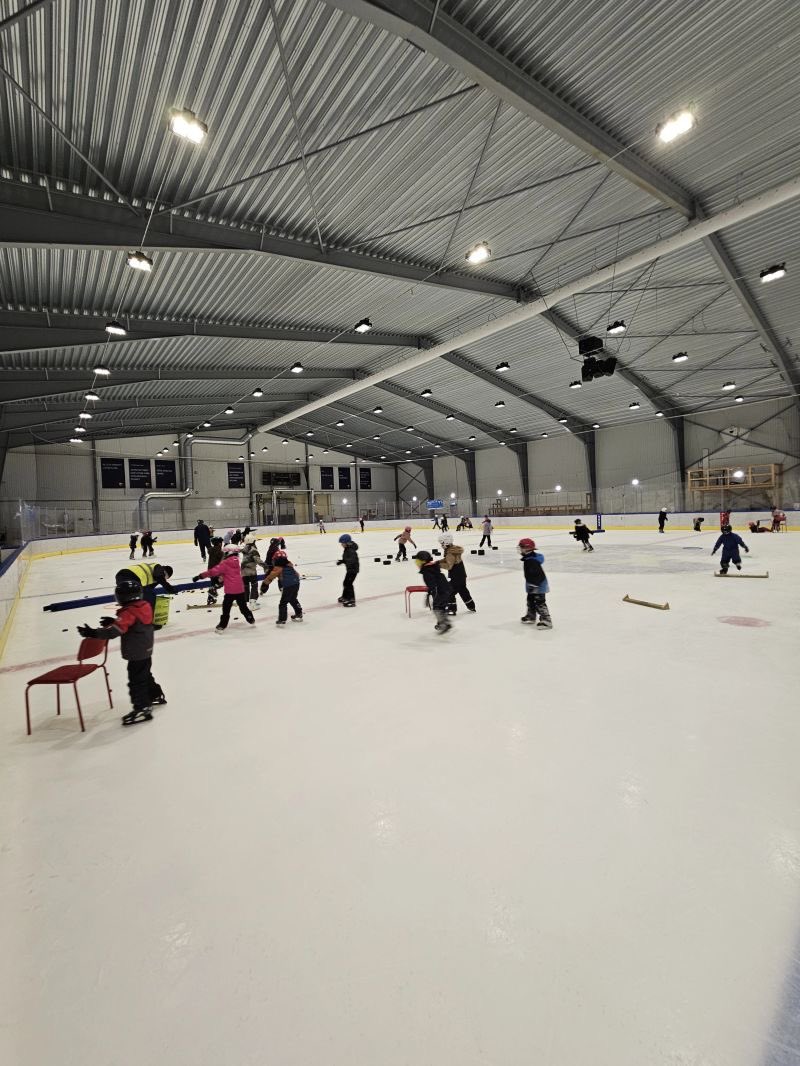 Lite på samma tema som föregående tweet. Vi utvecklar hela tiden relationerna med våra skolor. Närheten till Mälarhöjdens ishall ifrån Mälarhöjdens skola skapar nya möjligheter för både skola, barnen &amp; föreningen. Vi sänker trösklar till idrott &amp; i detta fall skridskor &amp; hockey.