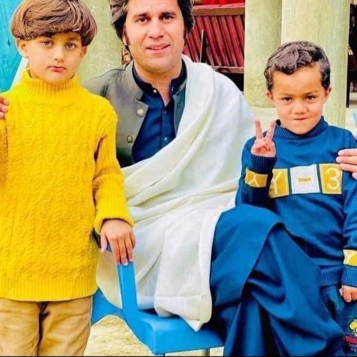 دوى ارمانونه وژني
دوى خو ګلونه وژني
دا خپل جواب له ویری
زمونږ سوالونه وژنې 
#Rehanzeb