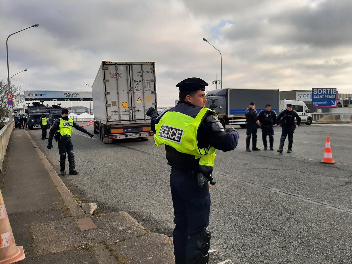 Des tracteurs ont atteint les portes du marché de Rungis ce matin. 18 interpellations de conducteurs de tracteurs, porte de Paray, tandis que des renforts de CRS sont déployés autour d'autres portes du MIN. Gendarmes et policiers continuent de filtrer les accès. <a href="/marchederungis/">Marché de Rungis</a>
