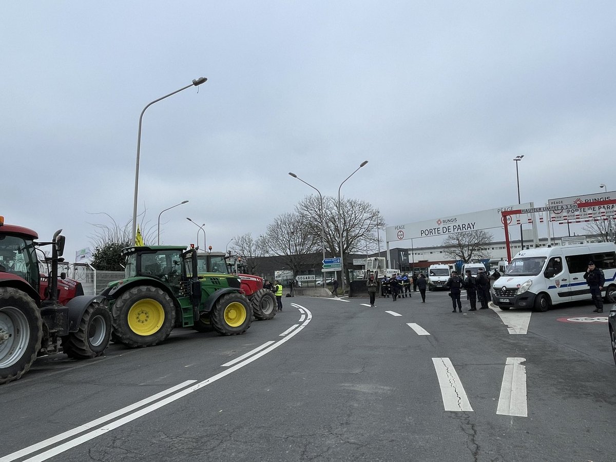 Une bonne dizaine de tracteurs sont parvenus à atteindre la Porte de Paray du marche de Rungis , ce matin vers 10 heures. 18 interpellations, dans le calme. #AgriculteurEnColere