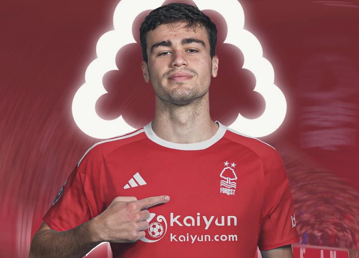 FabrizioRomano's tweet photo. 🌳🛫 Gio Reyna, on his way to England in order to complete medical tests as new Nottingham Forest player.

↪️ No confirmation on buy option clause so far. Loan deal, as things stand. https://t.co/LhuK7uEGeR