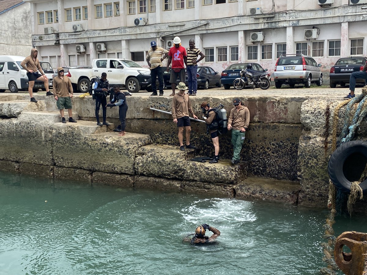 USNavyEurope's tweet photo. Take a deep breath! 🤿 🌊 

#Seabee divers assigned to Underwater Construction Team 1 conducted a four-week cross training exercise with #SãoTomé Coast Guard divers, Dec. 15, 2023 to Jan. 21.

#usnavy #usnavycno #eucomafricom #usfleetforces #AfricaRegionalMediaHub https://t.co/pXpVj7BJwH