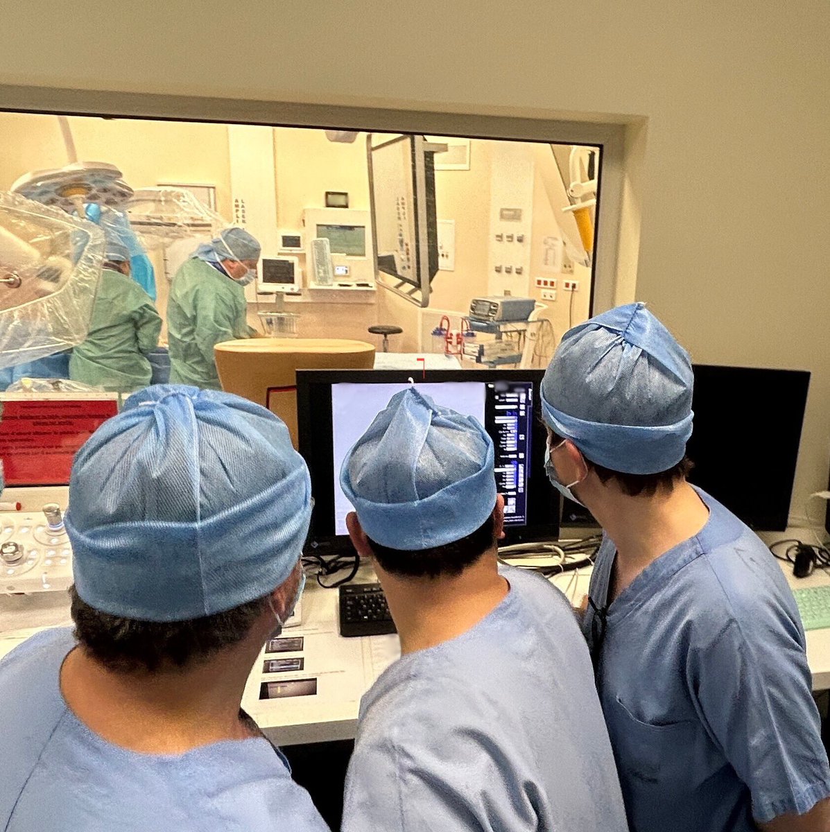 CHNevers's tweet photo. 🌟Visite du Président du Conseil de Surveillance du #CHAN, venu rencontrer l'équipe #pluridisciplinaire et le chef de pôle dans notre #SalleHybride.

Lieu de fusion parfaite entre la #chirurgie et l'imagerie de pointe, offrant des #soins mini-invasifs et ultra-#performants. 🤖🚀 https://t.co/7IUDHh4Cb4