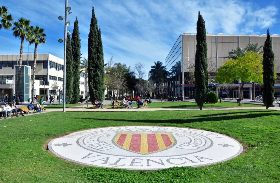 🤔Sabías que... 
👉el consumo de #agua💧 en los campus universitarios es similar al de las ciudades de tamaño medio. 
😃Por ello, en un #TFM📖 desarrollamos un modelo #hidráulico de la red de distribución de #agua de la <a href="/UPV/">Universitat Politècnica de València</a> para mejorar su eficiencia. 
🔗 acortar.link/pkjFxt