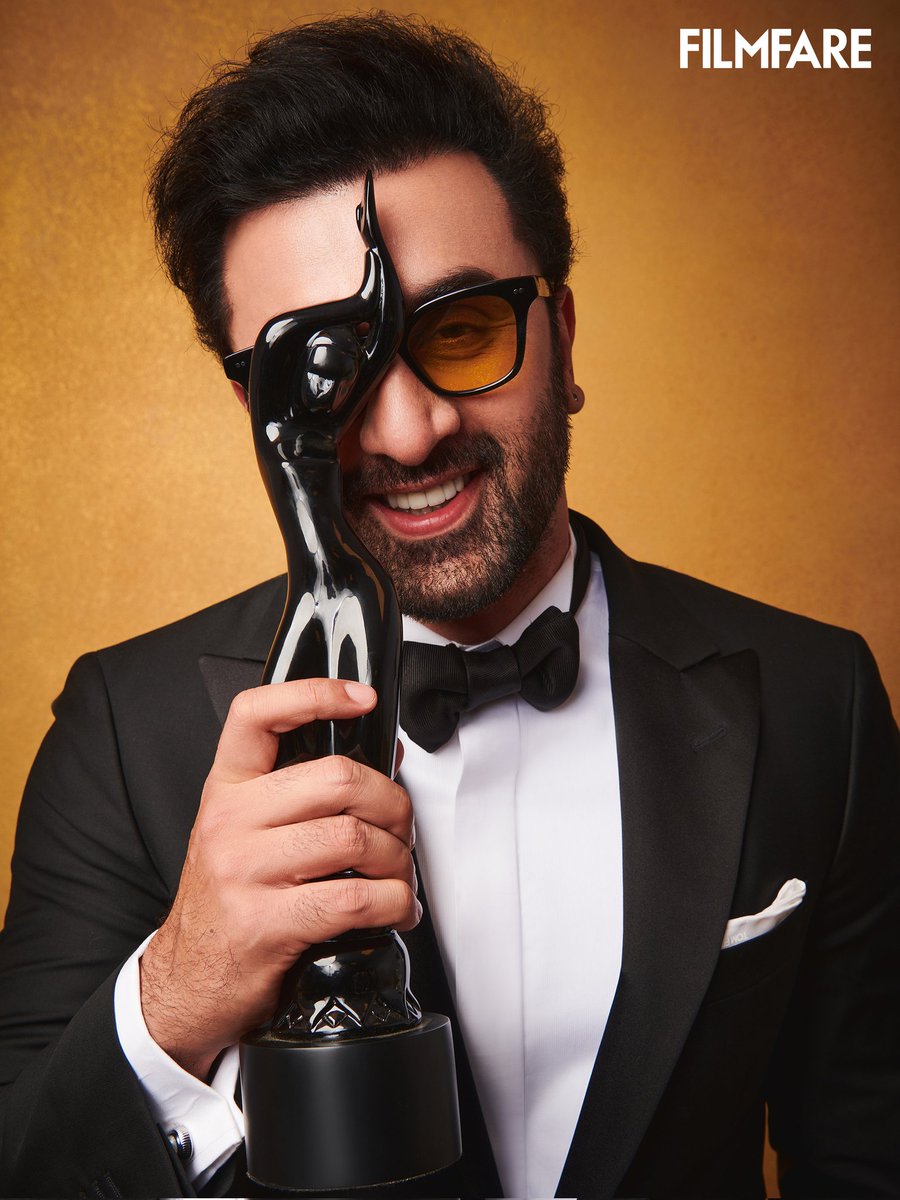 Victory! ⭐️🏆 #RanbirKapoor won the award for Best Actor in a Leading Role (Male) for #Animal at the 69th #HyundaiFilmfareAwards2024 with #GujaratTourism. ❤️ Watch #FilmfareOnZeeTV, Sun, 18th Feb, 9 PM onwards. Photographer: Kunal Gupta @HyundaiIndia @GujaratTourism…