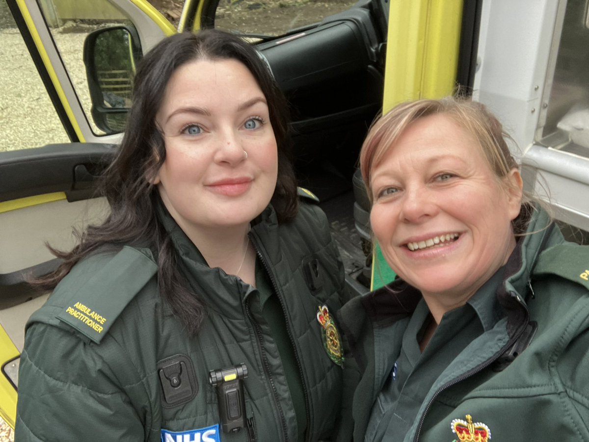 Kirsty_LLR's tweet photo. #CollegeToday #BackInGreen filming with @dynamic_team …. Hugely grateful to colleagues from @YorksAmbulance @clairemcraft1 @GaryStrong18 @ParamedicsUK https://t.co/MbwwZAW5l6