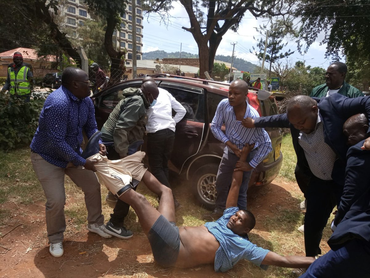 UzalendoNews_KE's tweet photo. Drama erupted at Machakos Law Courts as Kalama Member of County Assembly (MCA) Bonface Maeke, was arrested by Machakos county inspectorate. The inappropriate arrest, which involved the removal of his clothes, resulted in a halt to court proceedings. 

The incident unfolded as Maeke accompanied Masii ward MCA Douglas Musyoka, who was arrested yesterday over alleged lack of proper revenue documents for his home in Kanaani area, Machakos town constituency. 

Maeke has been in the forefront questioning the leadership of Governor Wavinya Ndeti.