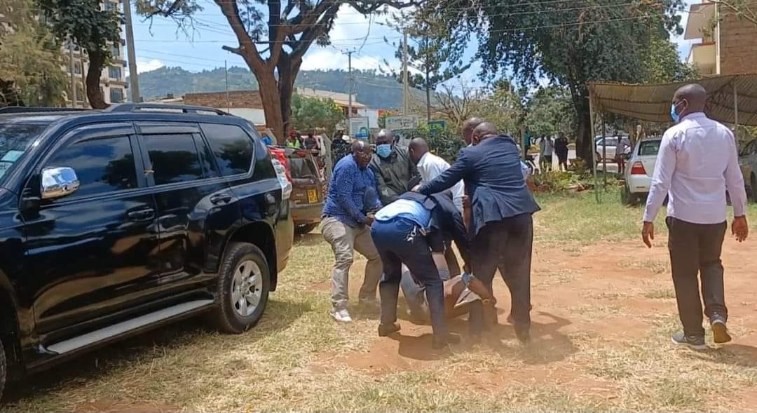 UzalendoNews_KE's tweet photo. Drama erupted at Machakos Law Courts as Kalama Member of County Assembly (MCA) Bonface Maeke, was arrested by Machakos county inspectorate. The inappropriate arrest, which involved the removal of his clothes, resulted in a halt to court proceedings. 

The incident unfolded as Maeke accompanied Masii ward MCA Douglas Musyoka, who was arrested yesterday over alleged lack of proper revenue documents for his home in Kanaani area, Machakos town constituency. 

Maeke has been in the forefront questioning the leadership of Governor Wavinya Ndeti.