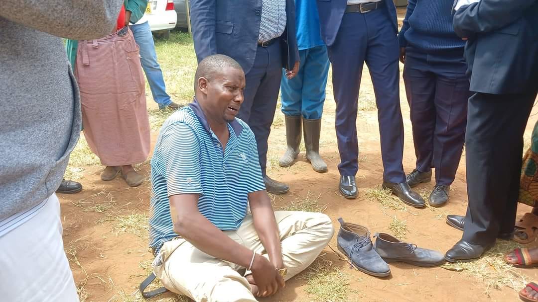 UzalendoNews_KE's tweet photo. Drama erupted at Machakos Law Courts as Kalama Member of County Assembly (MCA) Bonface Maeke, was arrested by Machakos county inspectorate. The inappropriate arrest, which involved the removal of his clothes, resulted in a halt to court proceedings. 

The incident unfolded as Maeke accompanied Masii ward MCA Douglas Musyoka, who was arrested yesterday over alleged lack of proper revenue documents for his home in Kanaani area, Machakos town constituency. 

Maeke has been in the forefront questioning the leadership of Governor Wavinya Ndeti.