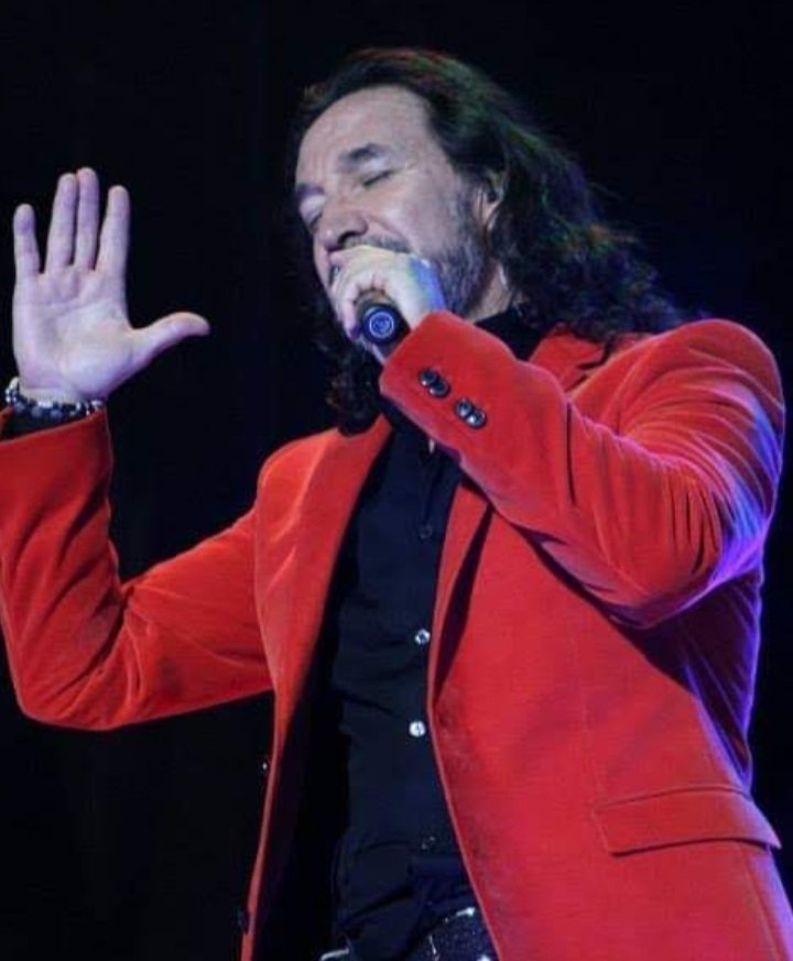 isabel_arg's tweet photo. EL #MASROMANTICO @MarcoASolis ☔♥️♥️☔🇦🇷🧉🍩 https://t.co/ru6ojRgq7s